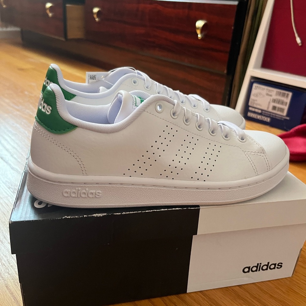 NWT Adidas Advantage Sneakers